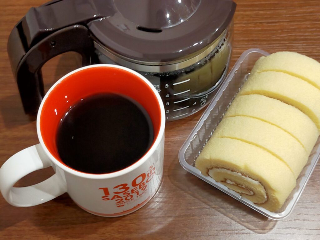 モカブレンドと5つに切ったロールケーキ