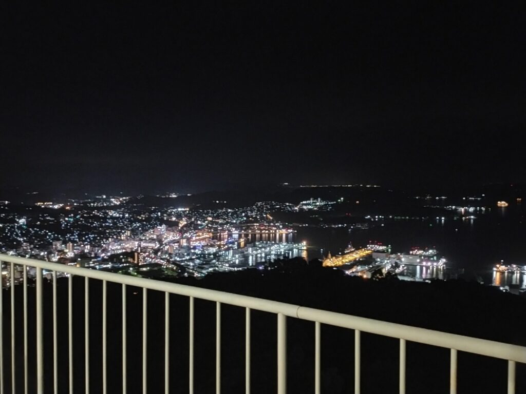 弓張の丘ホテルから佐世保市内の絶景の夜景が見えている