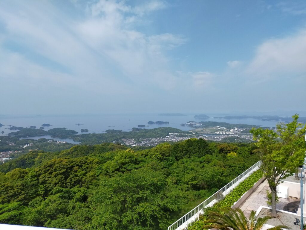 弓張の丘ホテルから遠くの景色が見えている
