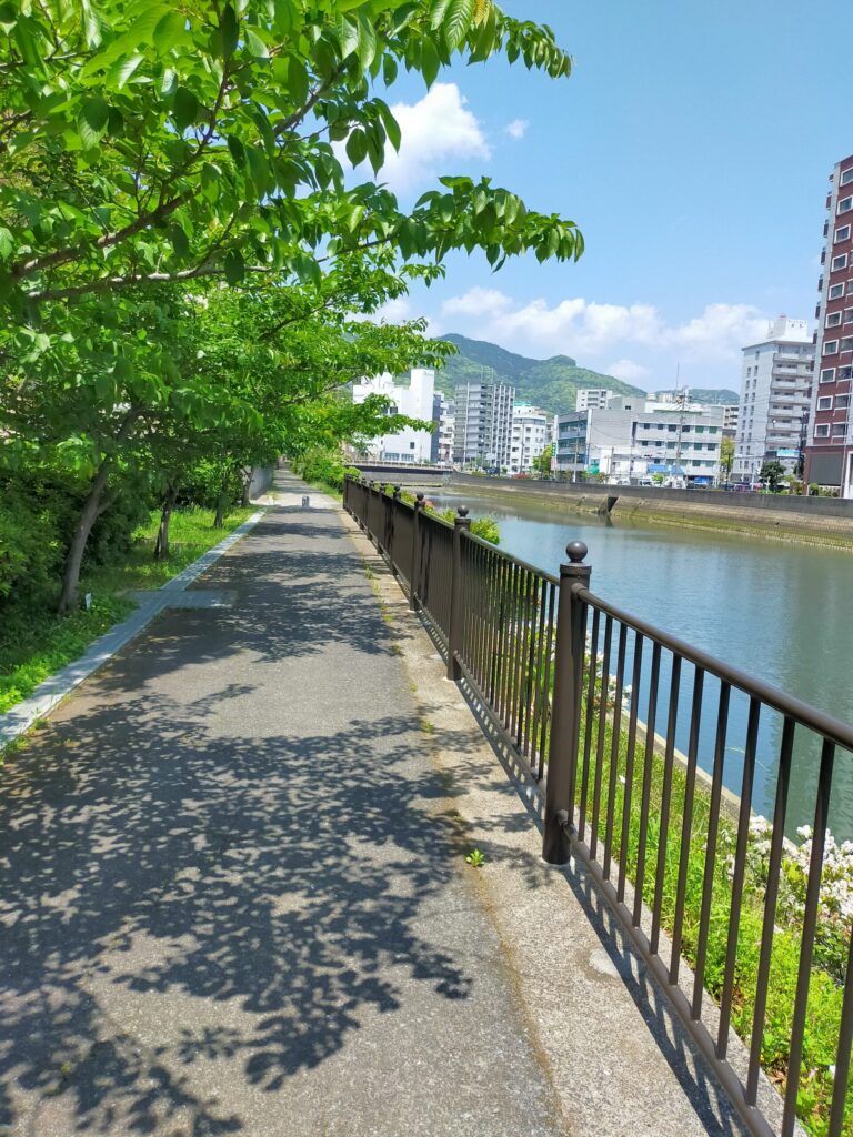 佐世保の川沿いの小道に日が差している