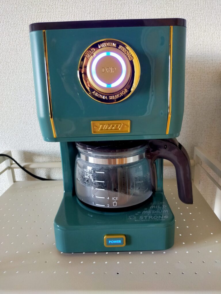 コーヒーマシンでコーヒーを煎れている