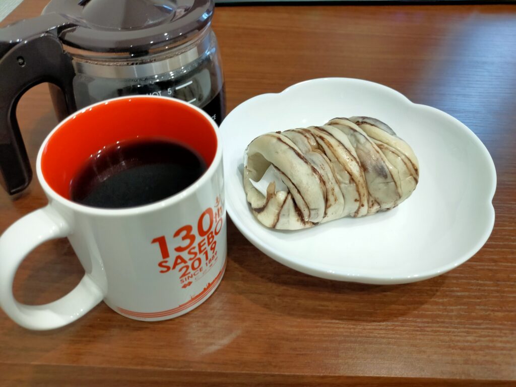 美味しそうなコーヒーとパンが並んでいる