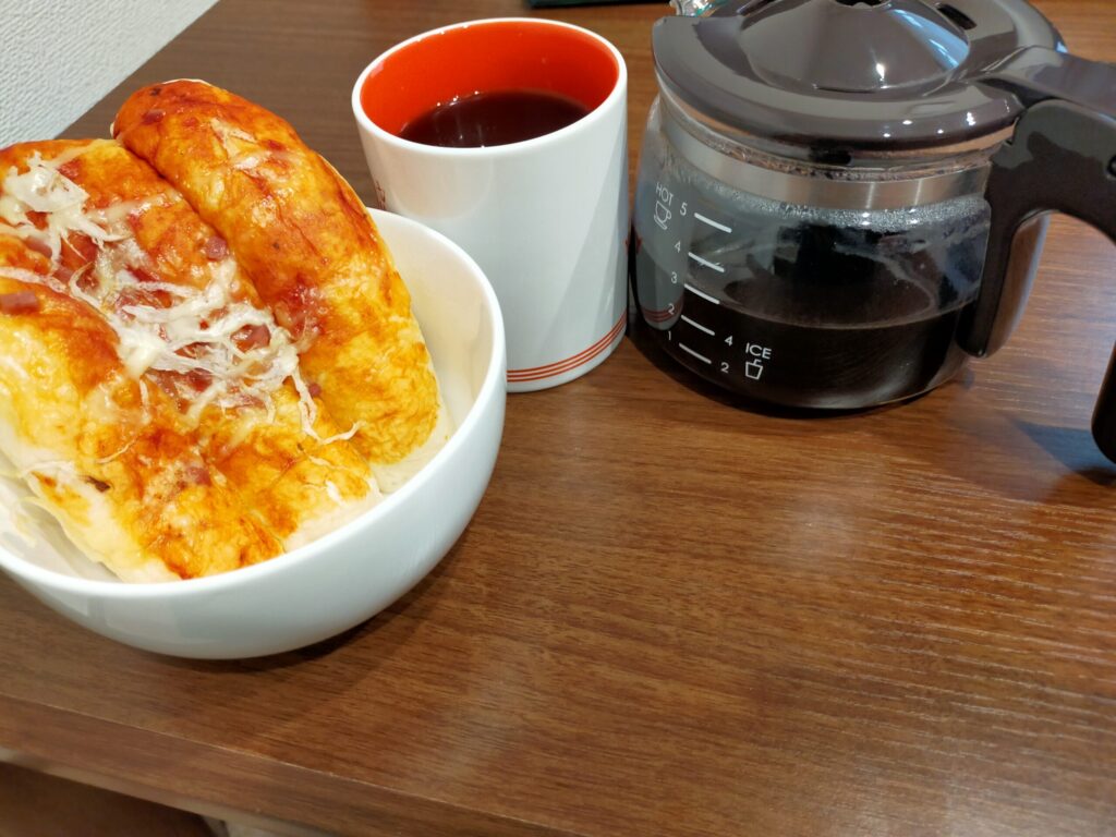 美味しそうなパンとコーヒーがある