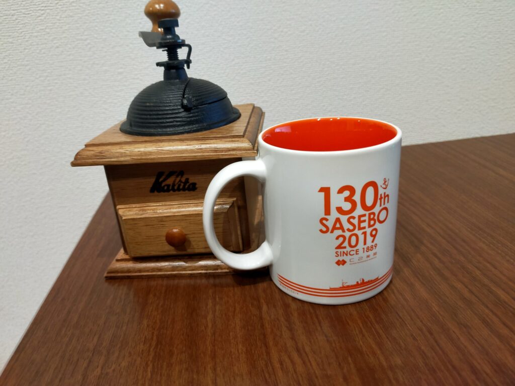 愛用のコーヒーミルとカップがある