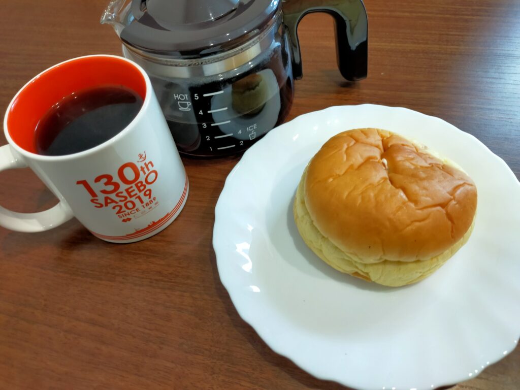 美味しいそうなコーヒーとリョーユーパンの ホイップ塩あんぱん が並んでいる
