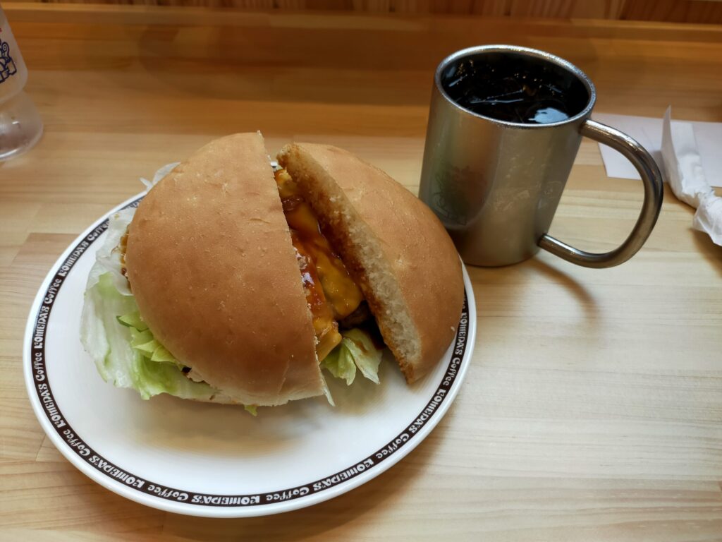 コメダのバーガーとコーヒーが並んでいる