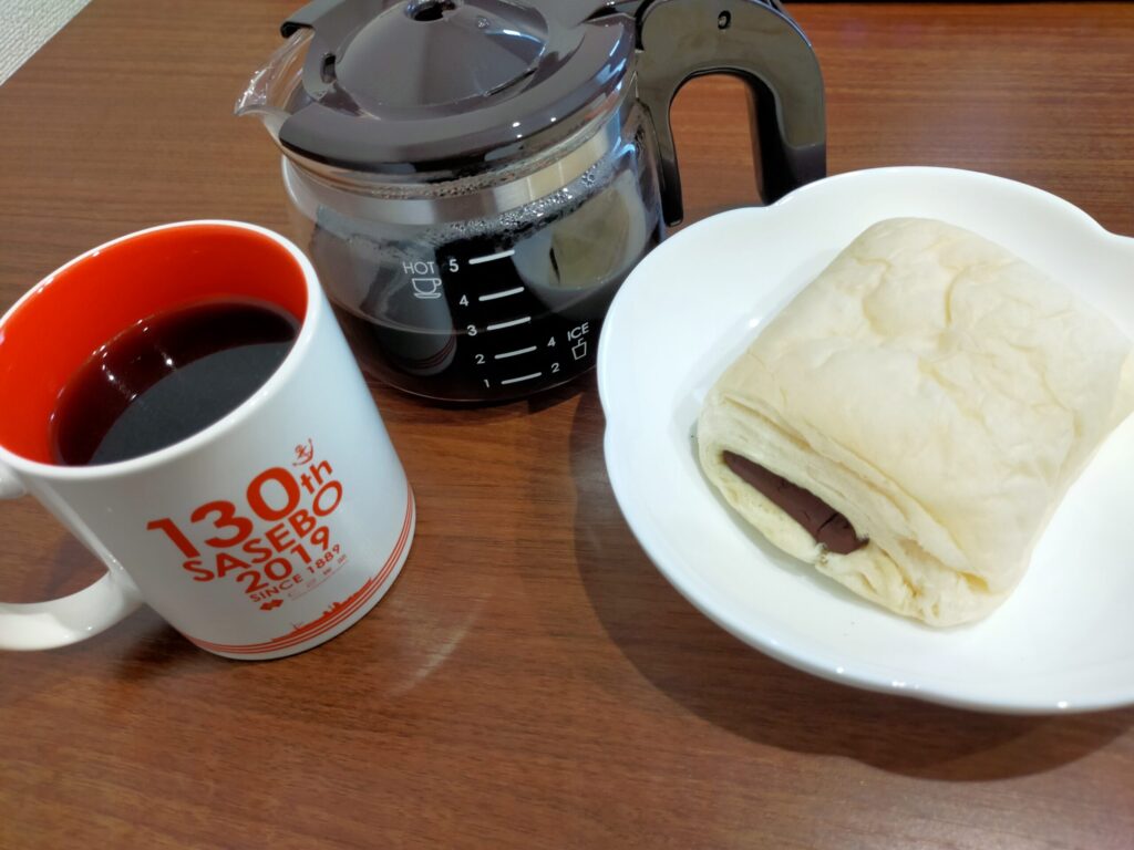 山崎製パンのホワイトデニッシュショコラとコーヒーが並んでいる