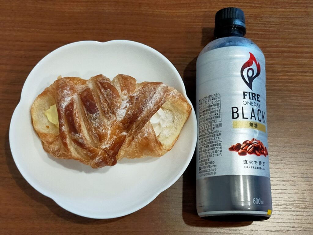 キリンのファイア ワンデイ ブラック
とローソンのダブルホイップクロワッサン が写っている