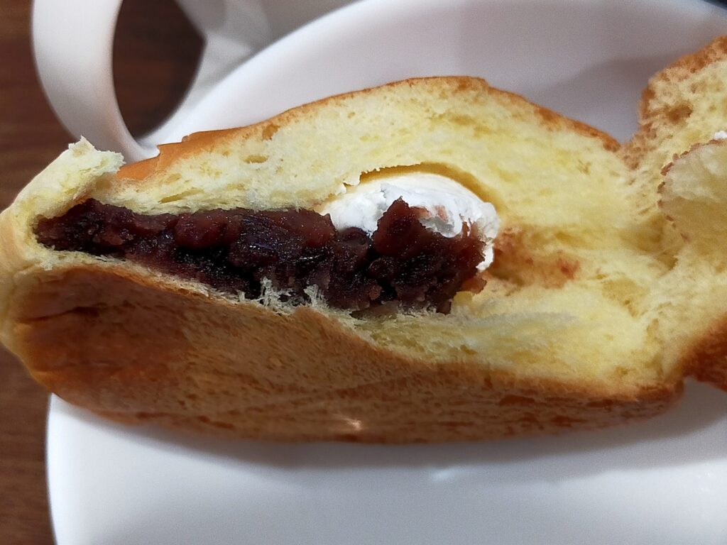 ホイップあんぱんの中身写真