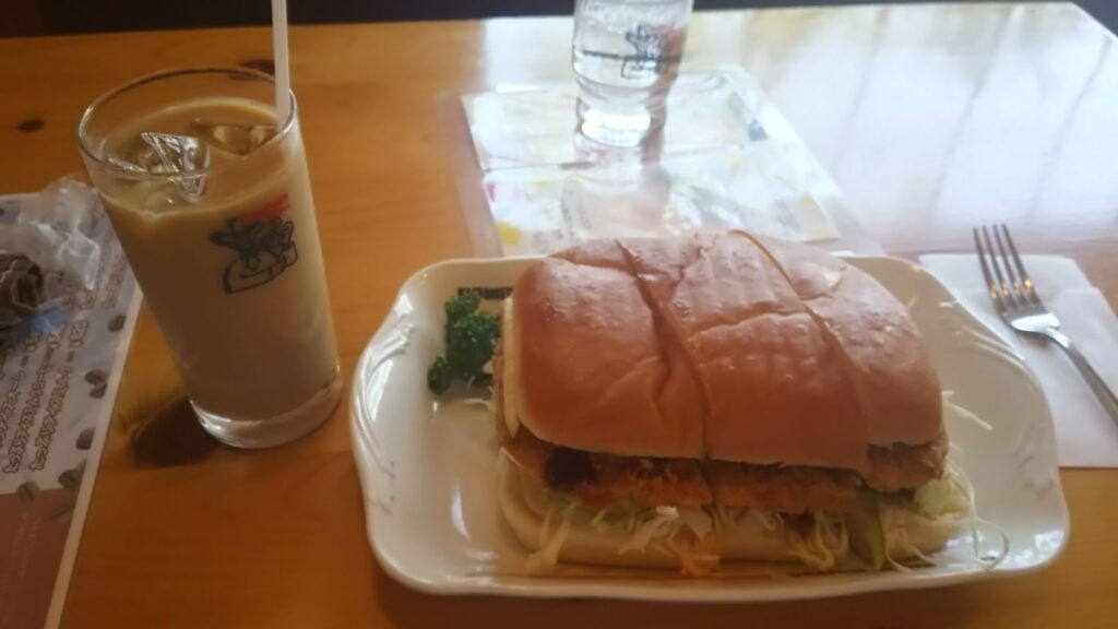 コメダ珈琲のかつパンとカフェオレが並んでいる。
