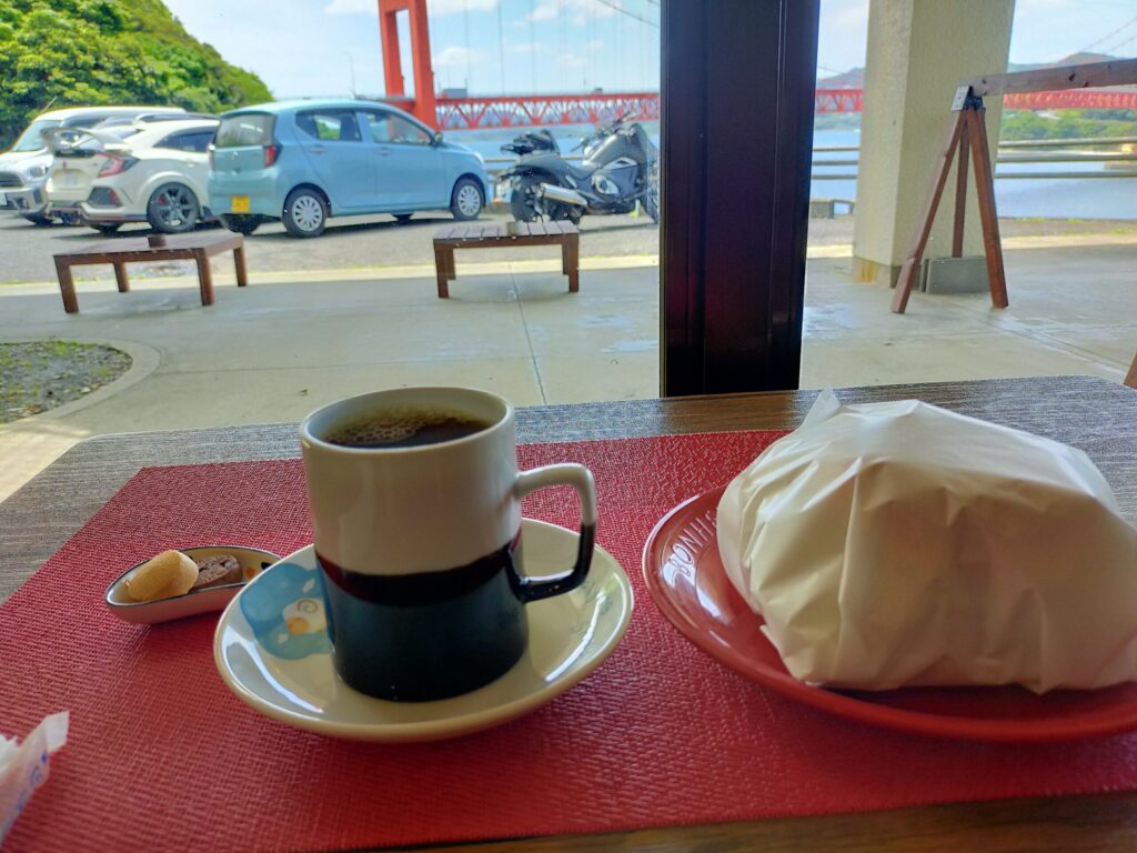 コーヒーと平戸バーガーが写っている