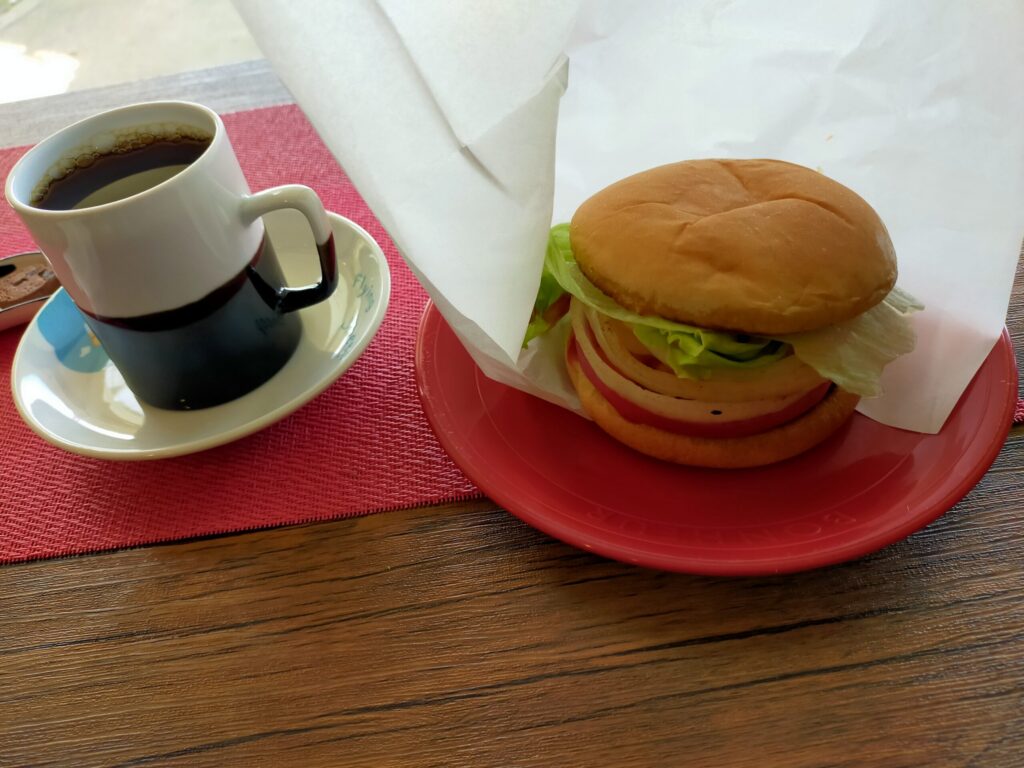 コーヒーと平戸バーガーが写っている