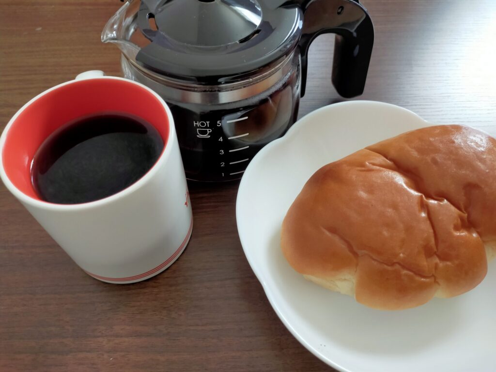 ハニープロセスコーヒーと高級クリームパン