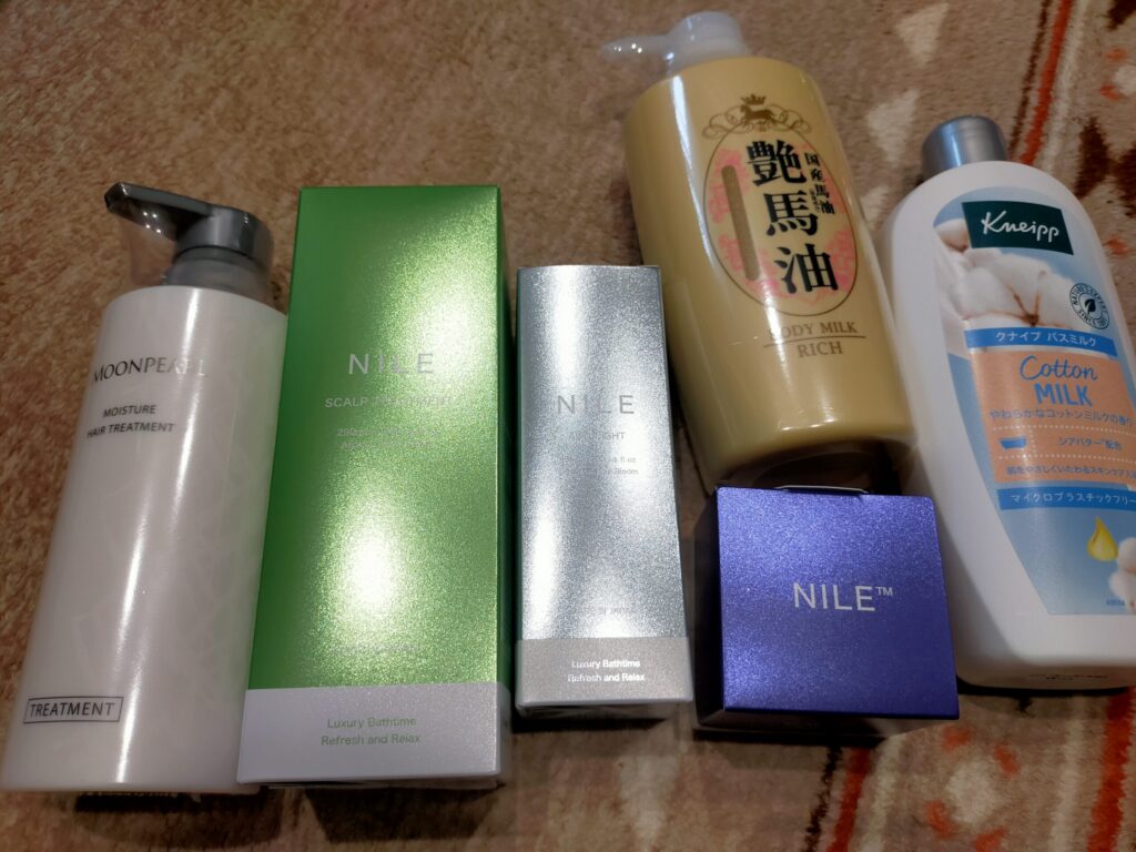 ミキモトやNILEなどの化粧品が並んでいる