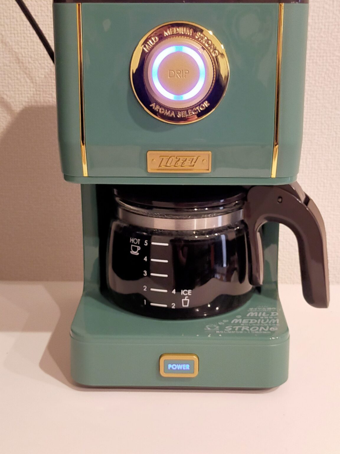 Toffyのコーヒーメーカーでコーヒーを淹れている