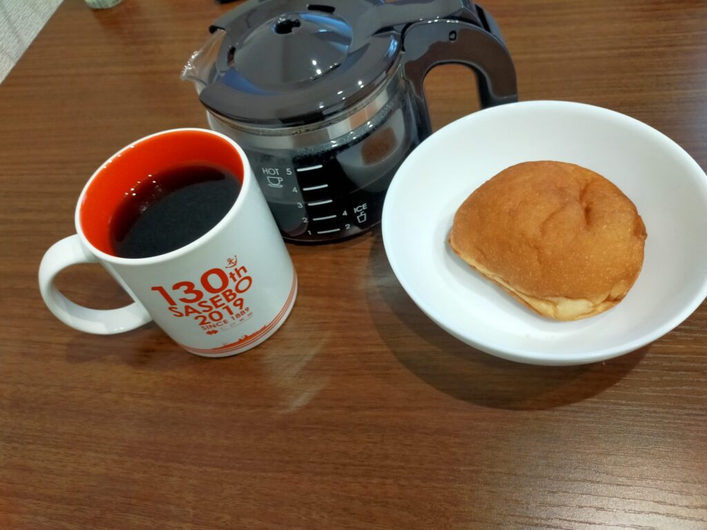 コーヒーと山崎製パンのホイップの誘惑(ホイップ&カスタ―ドドーナツ)が並んでいる