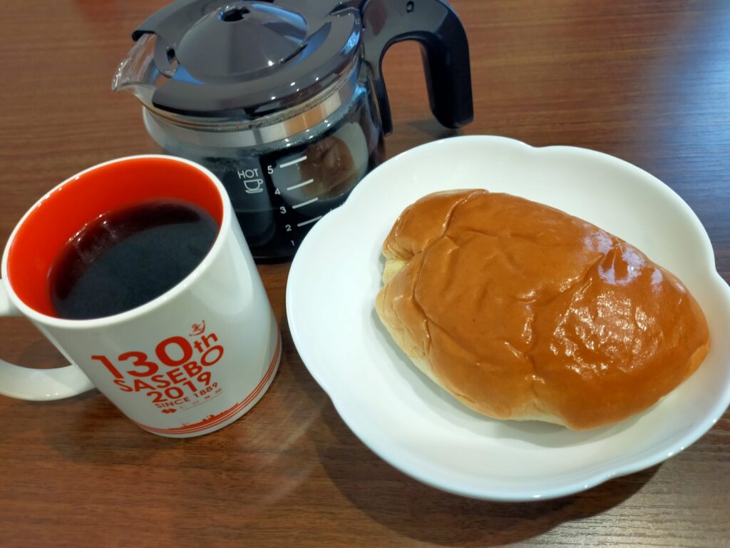 美味しそうなコーヒーと山崎製パンの高級クリームパンが並んでいる