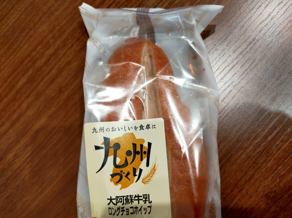 リョーユーパンのロングチョコホイップが写っている