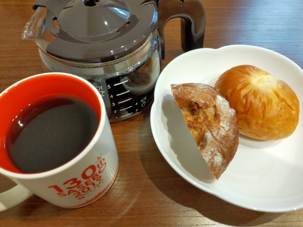 パンとカリビアンクイーンコーヒーが写っている。