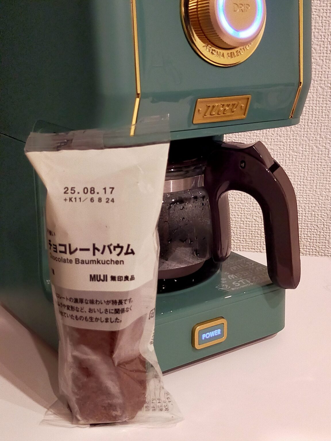 コーヒーとチョコバウムが写っている
