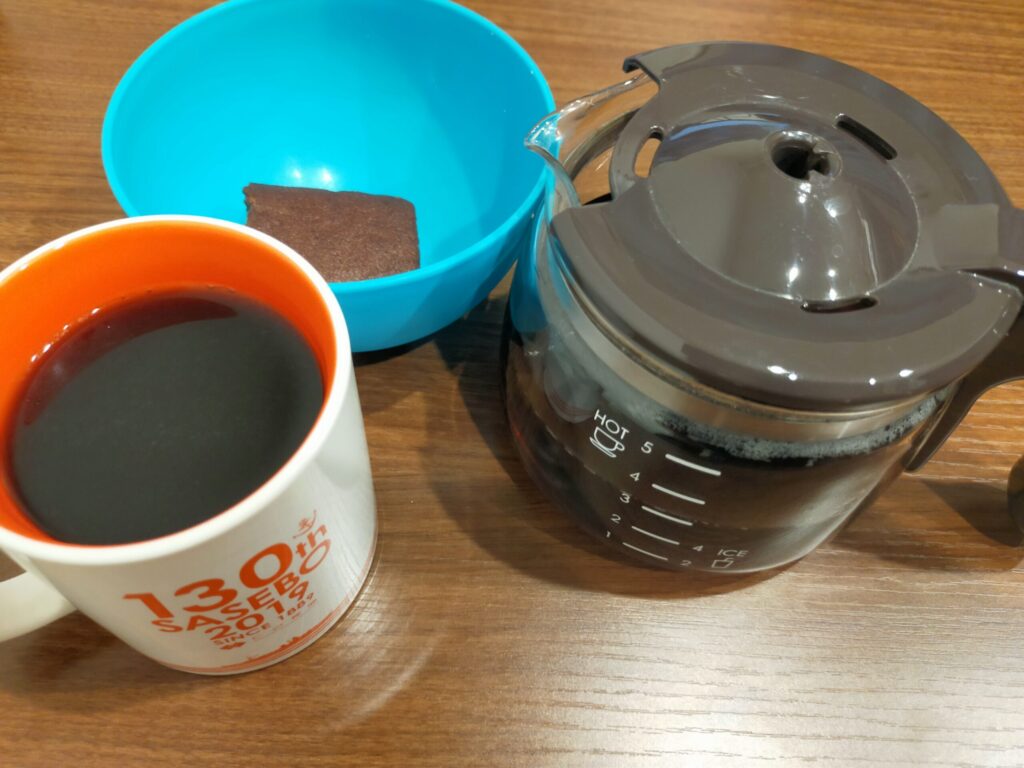 コーヒーと無印良品のチョコレートバウムが写っている