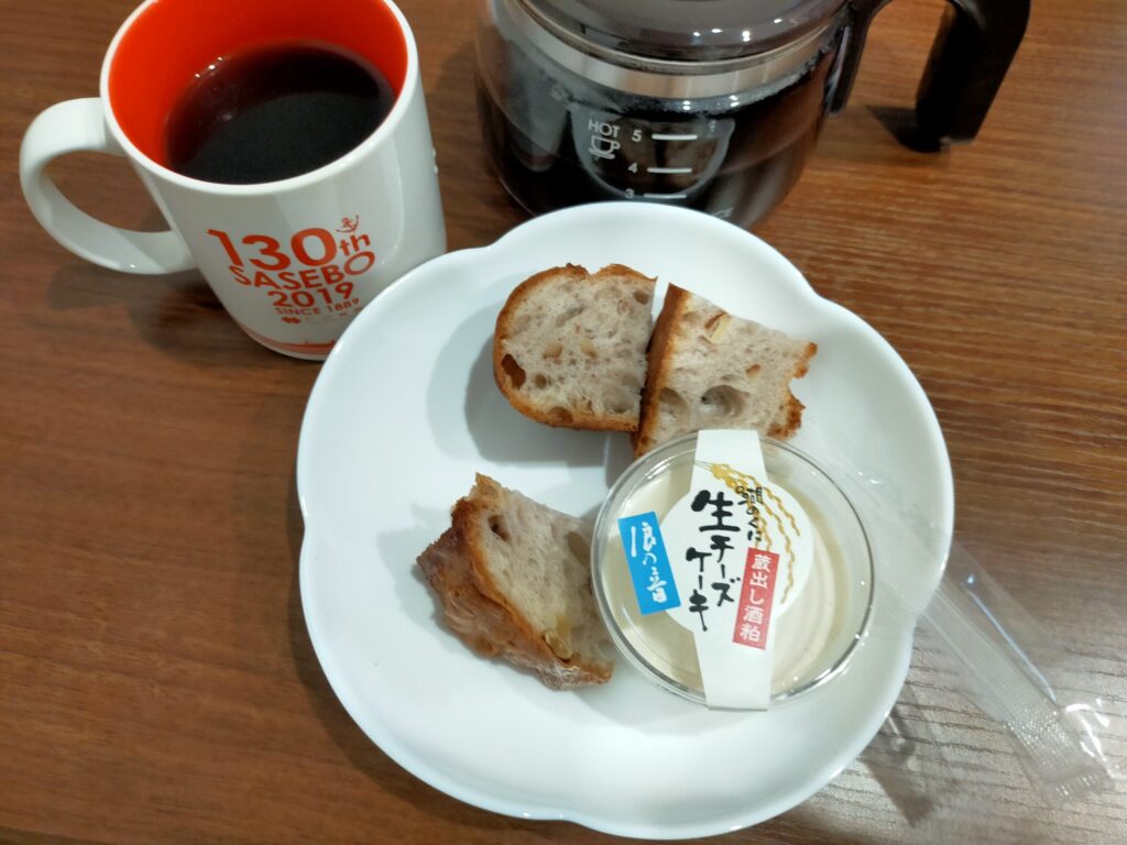 コーヒーにパン、生チーズケーキが写っている