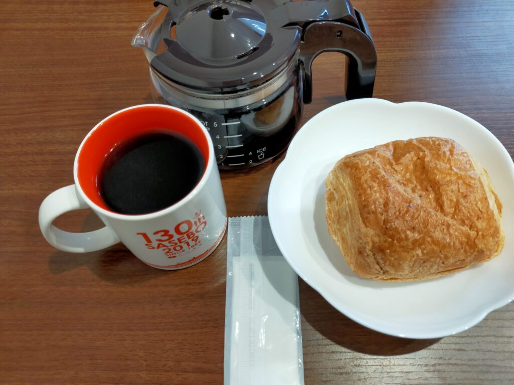 ローソンのバゲットクロワッサン たまごとコーヒーが写っている