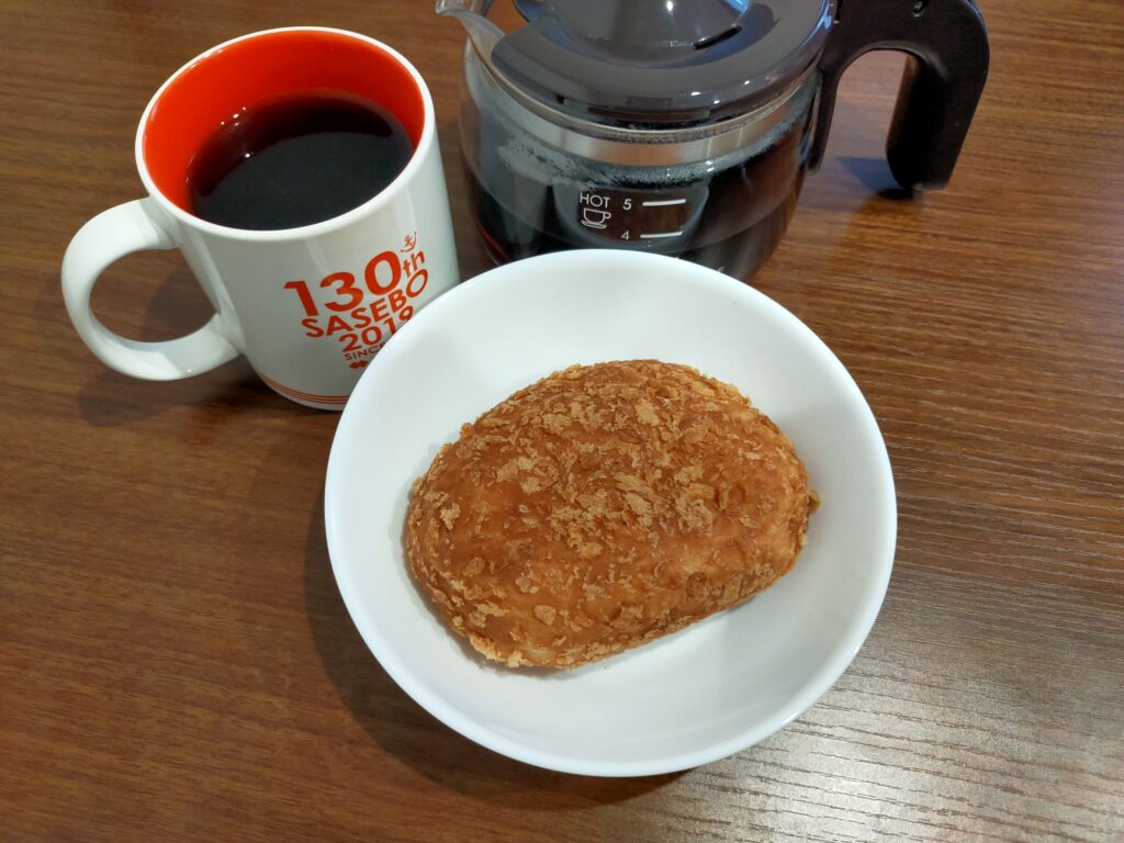 コーヒーとリョーユーパンの北海道ポテトドーナツが写っている