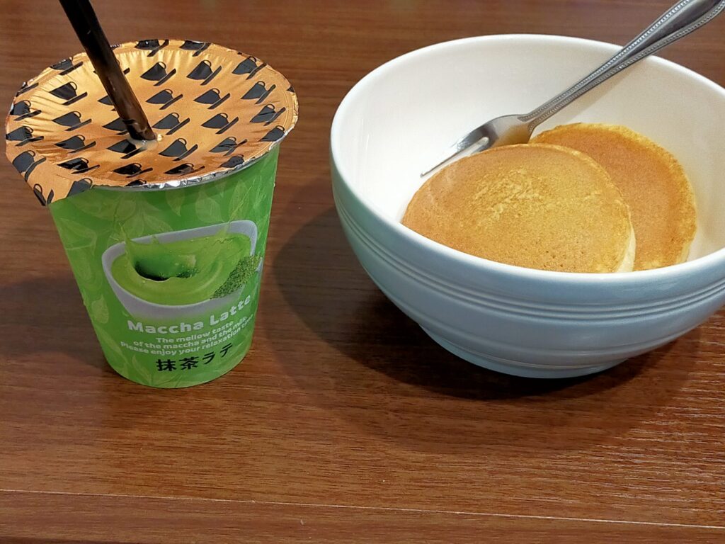 パンケーキと抹茶ラテが写っている
