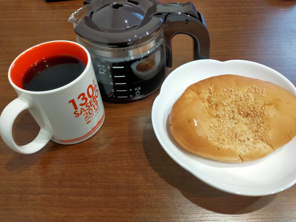 コーヒーとローソンのレモンタルタルチキンパンが並んでいる