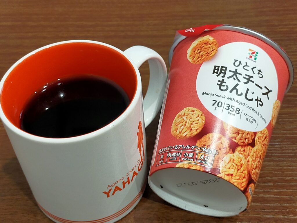 コーヒーとお菓子が写っている