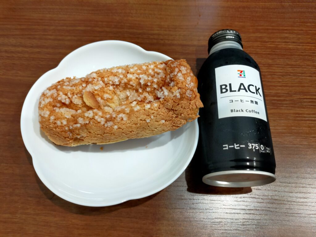 コーヒーとザクザククッキーデニッシュが写っている