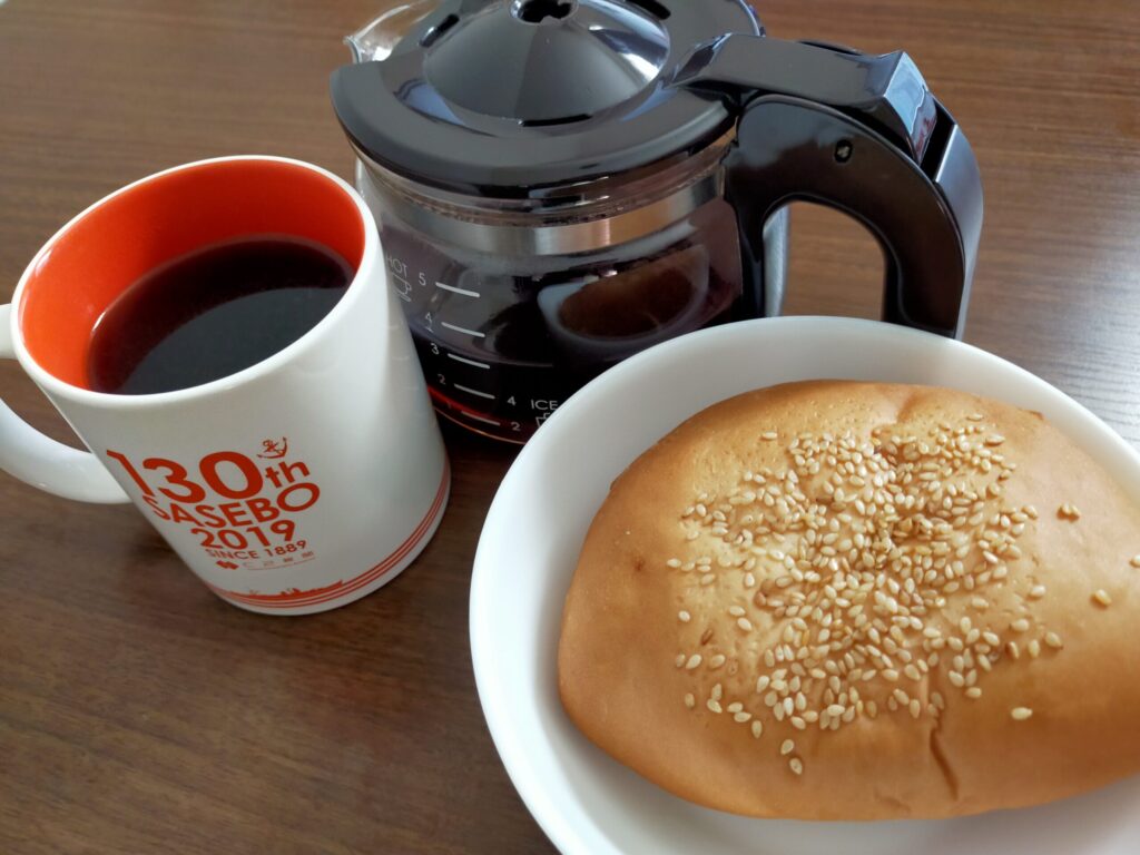 ハニープロセスコーヒーとタルタルチキンパン