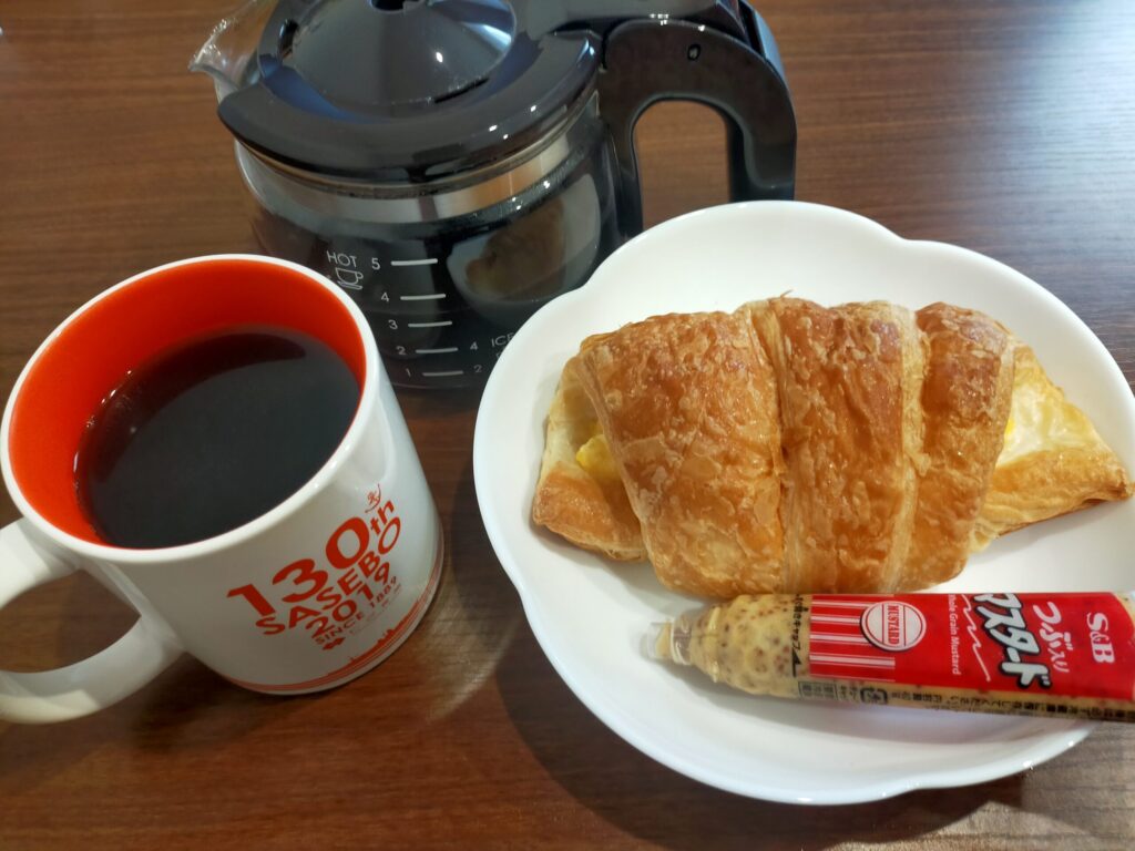 イノダコーヒーのオリジナルブレンドとハムたまごクロワッサン