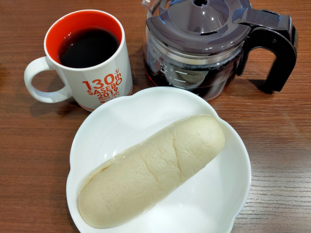 コーヒーとセブンのブルーベリージャム&チーズクリームが写っている
