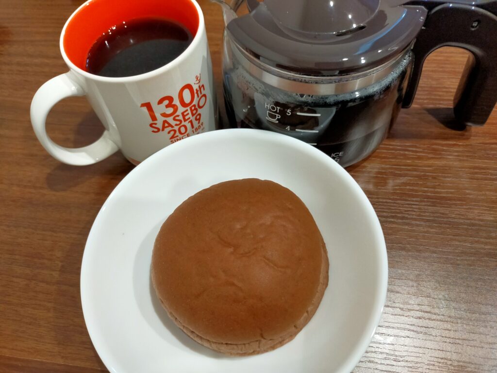 コーヒーとダブルチョコクリームが写っている