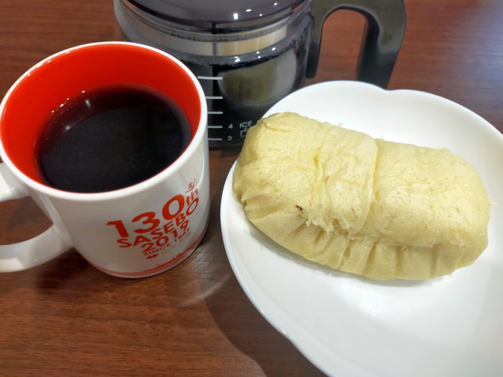 コーヒーと山崎製パンのふかふわ ソース焼そばが写っている