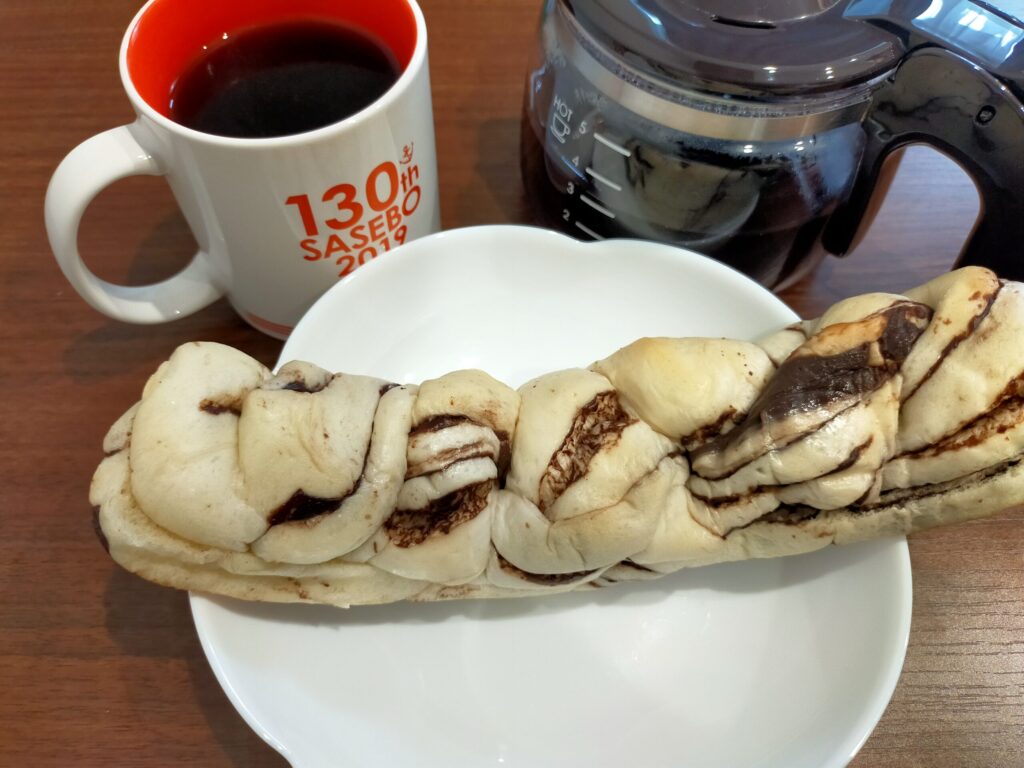 コーヒーと山崎製パンの白いスティック(チョコ)が写っている
