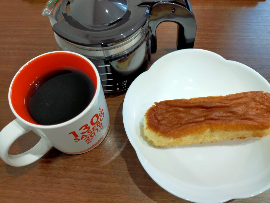 コーヒーとバターケーキが写っている