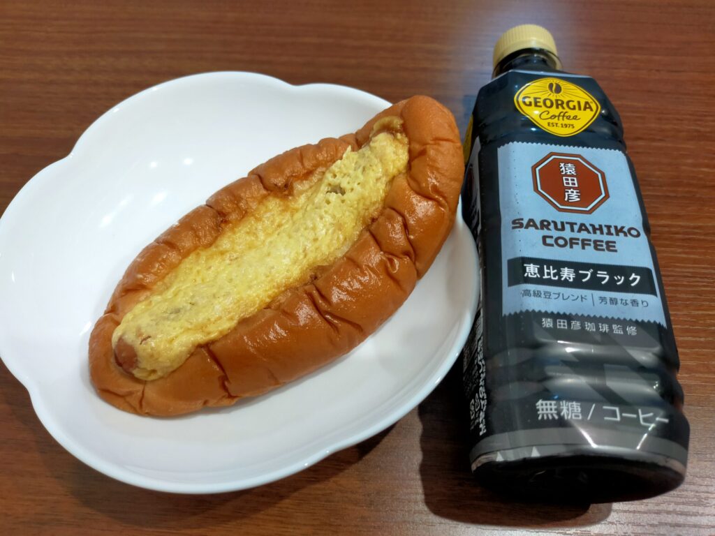 あらびきソーセージパンとコーヒーが写っている