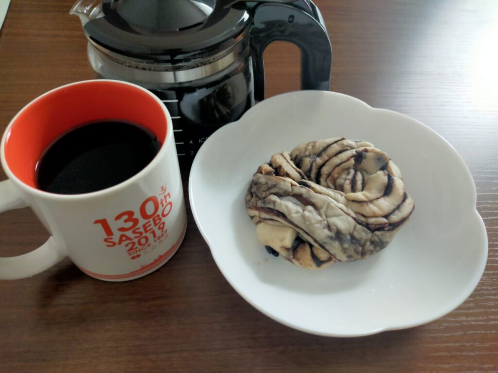 コーヒーともっちチョコパンが写っている