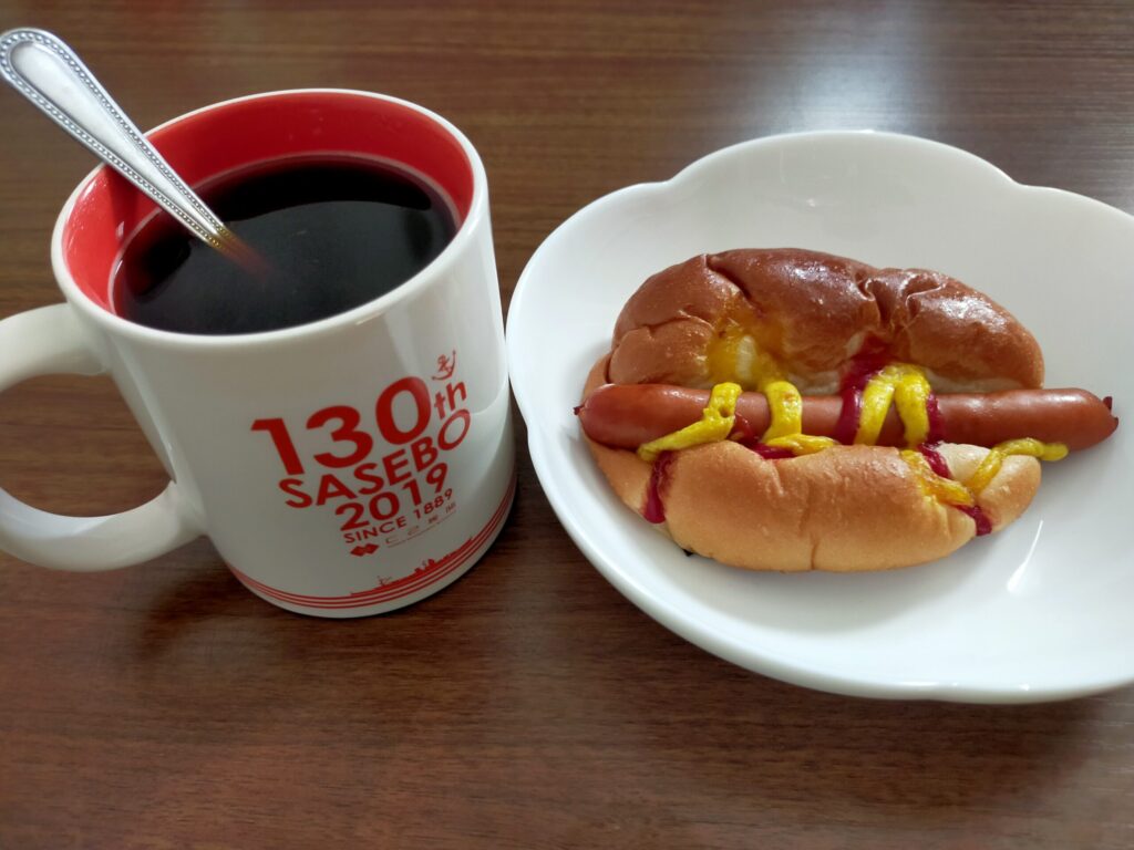 ココナッツフレーバーコーヒーとあらびきチョリソーパン