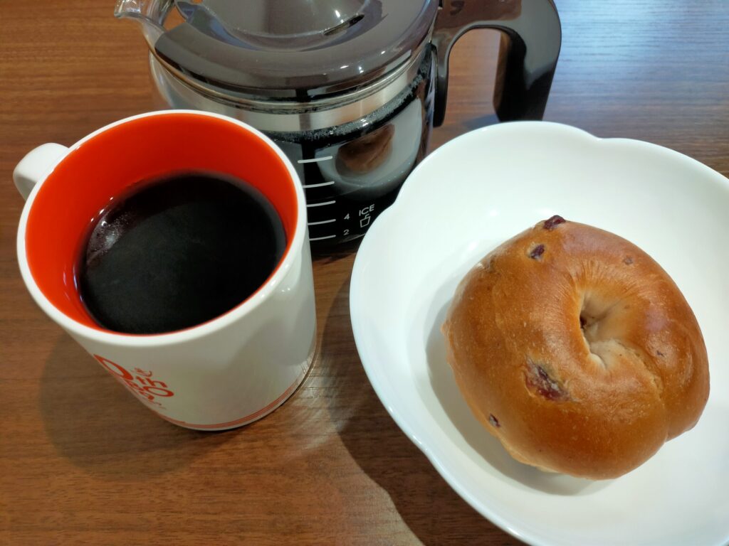 エンレカン・カロシとクランベリーベーグルサンドチーズクリーム