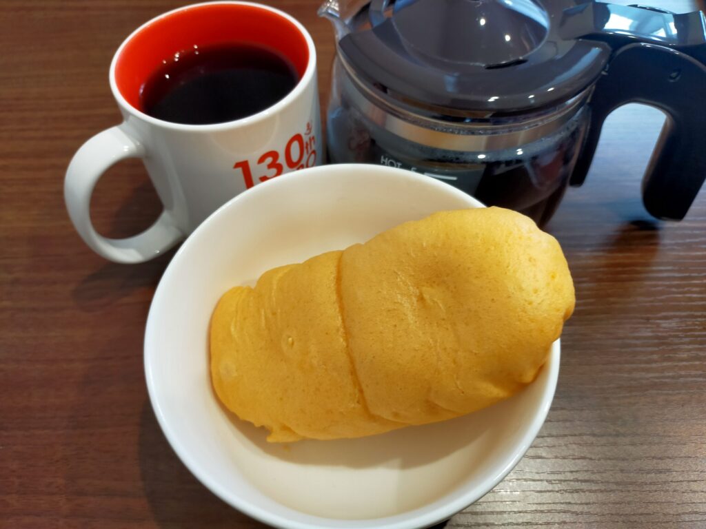 カリビアンクイーンコーヒーとふかふわ(トマトチーズ&てりやきチキン)