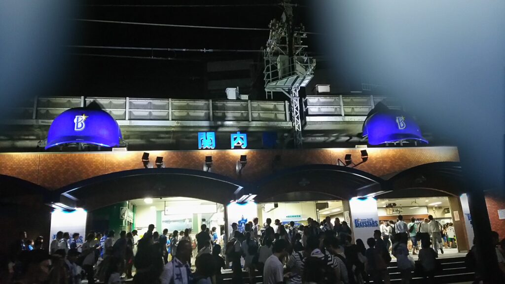 夜の関内駅