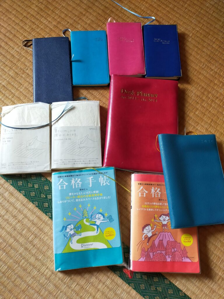 日記帳が並んでいる