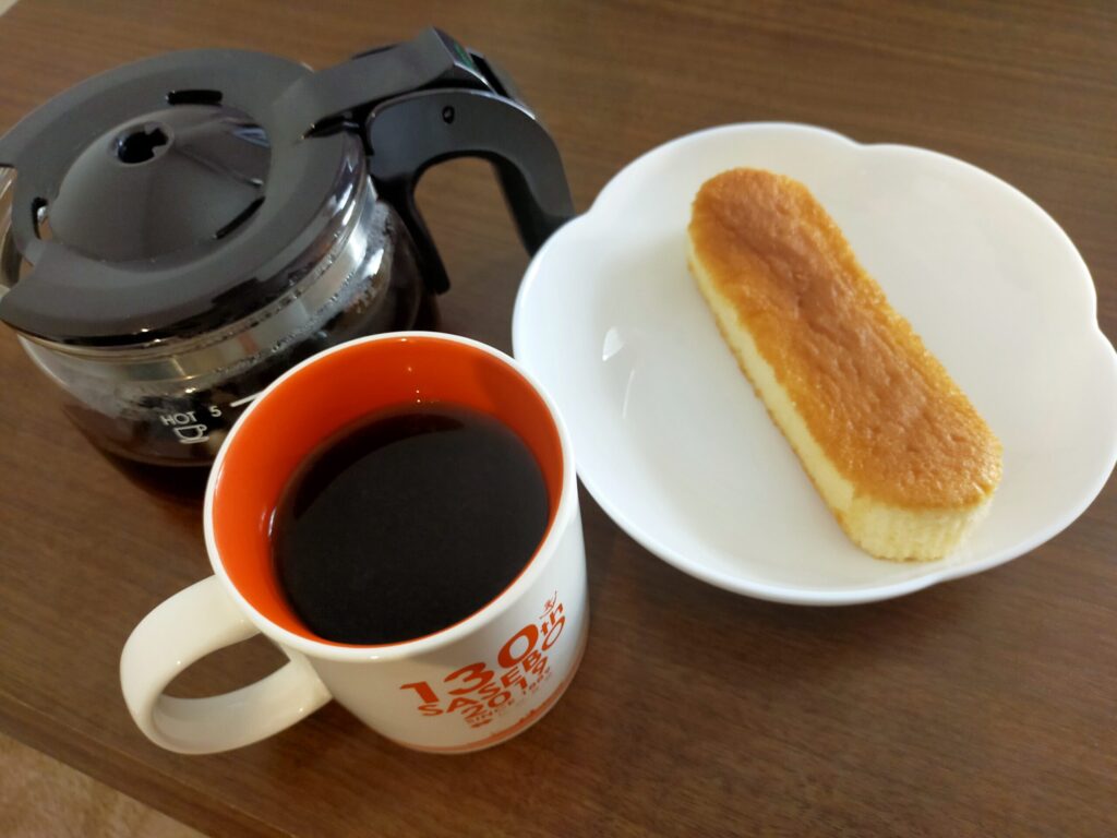 コーヒーとチーズケーキが写っている