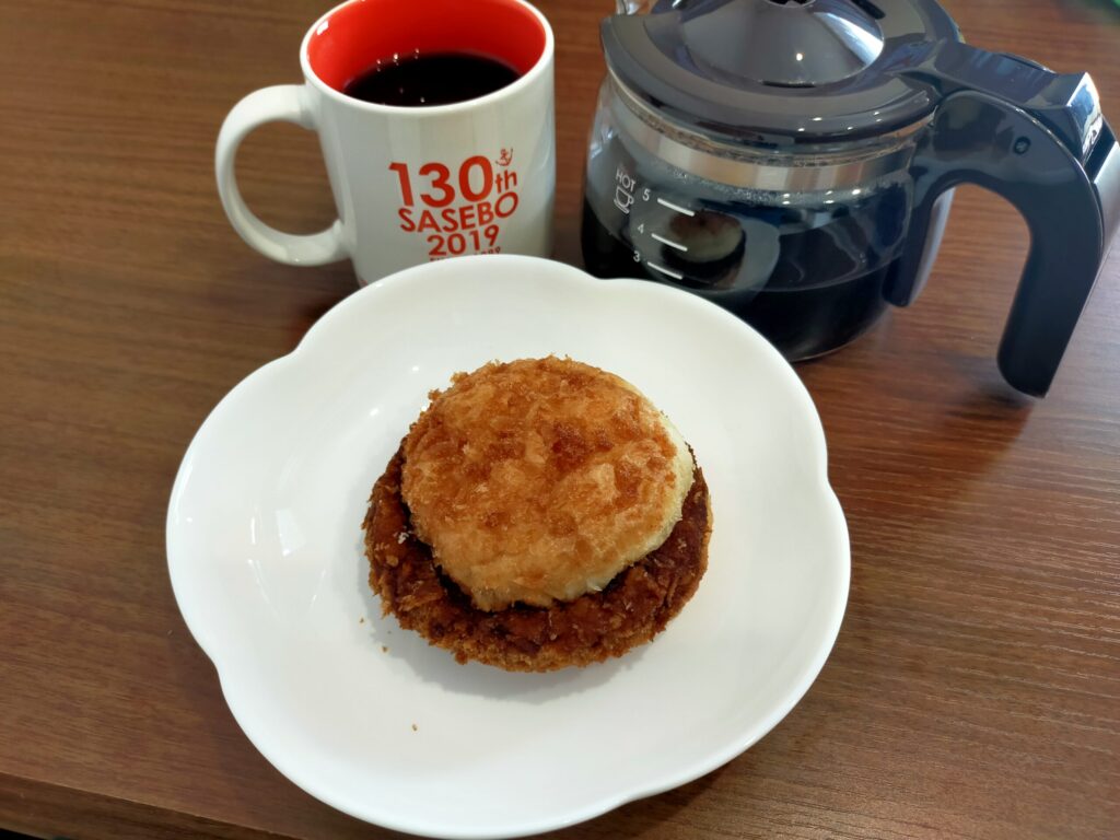 コーヒーとローソンのはみ出るバーガーメンチカツが並んでいる。