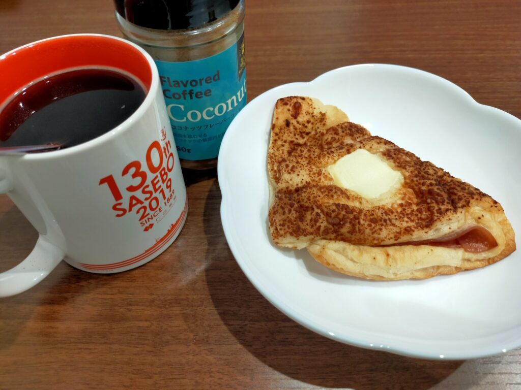 ココナッツフレーバーコーヒーと熟成チーズのハムデニッシュ