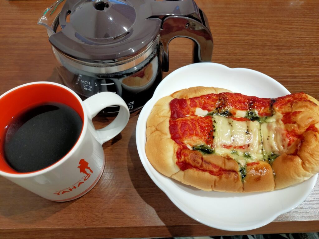 ブルームーンコーヒーとマルゲリータピザパン